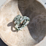 Haarklem Oval Round Olive Beige gedragen - Mae Lilly