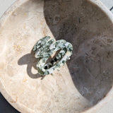 Haarklem Oval Round Olive Beige gedragen - Mae Lilly