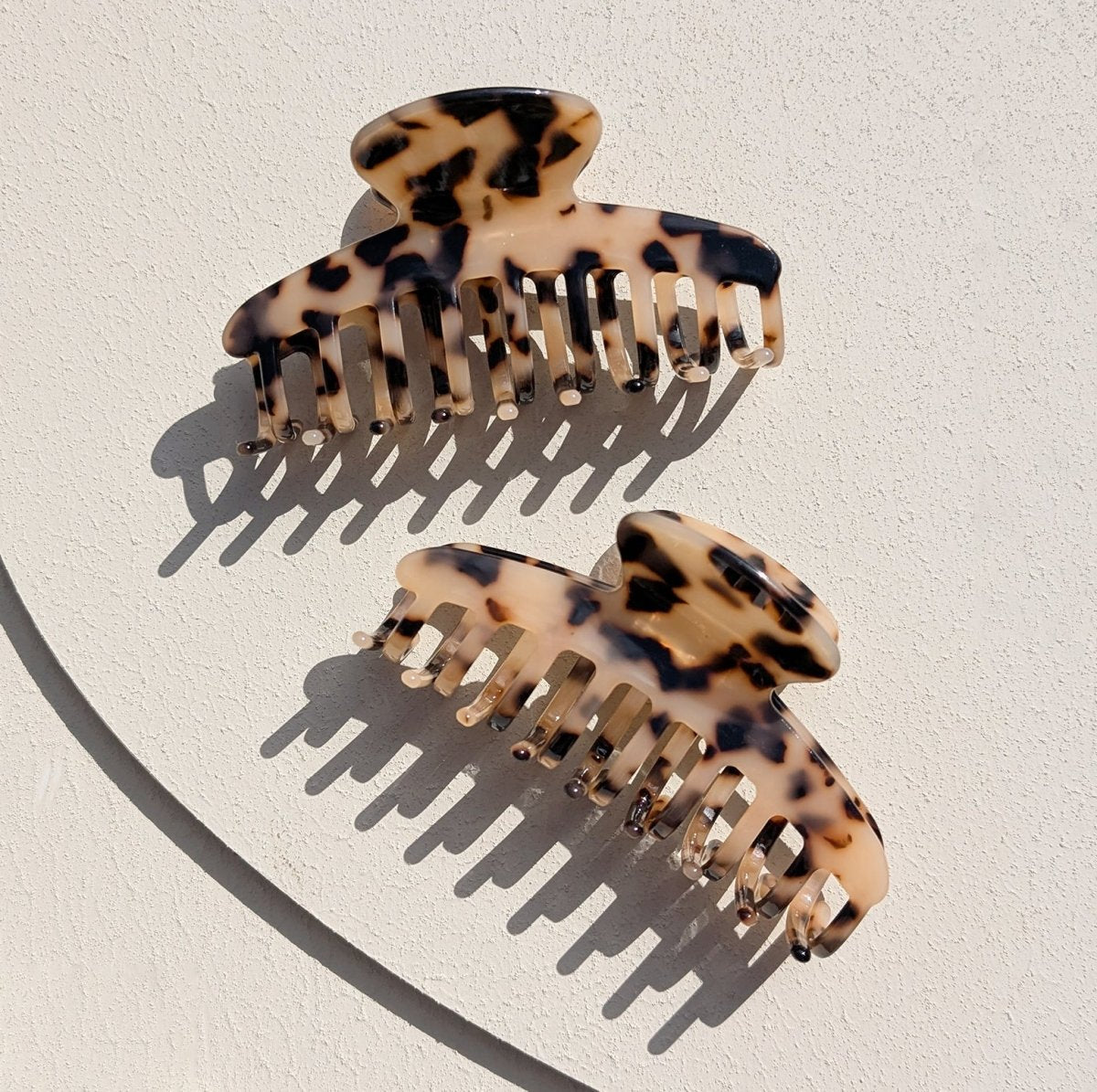 Haarklem Round Tortoise Brown & Black