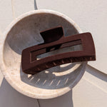 Haarklem Velvet Chocolate Brown zijkant - Mae Lilly