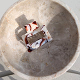 Haarklem Vierkant Caramel Marble zijkant - Mae Lilly