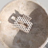 Haarklem Vierkant Polka Dot Beige zijkant - Mae Lilly