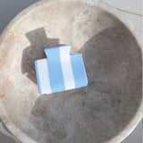 Haarklem Vierkant Sky Blue & White zijkant - Mae Lilly