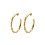 Halo Curve Matte Hoops Oorbellen Goudkleurig voorkant - Mae Lilly