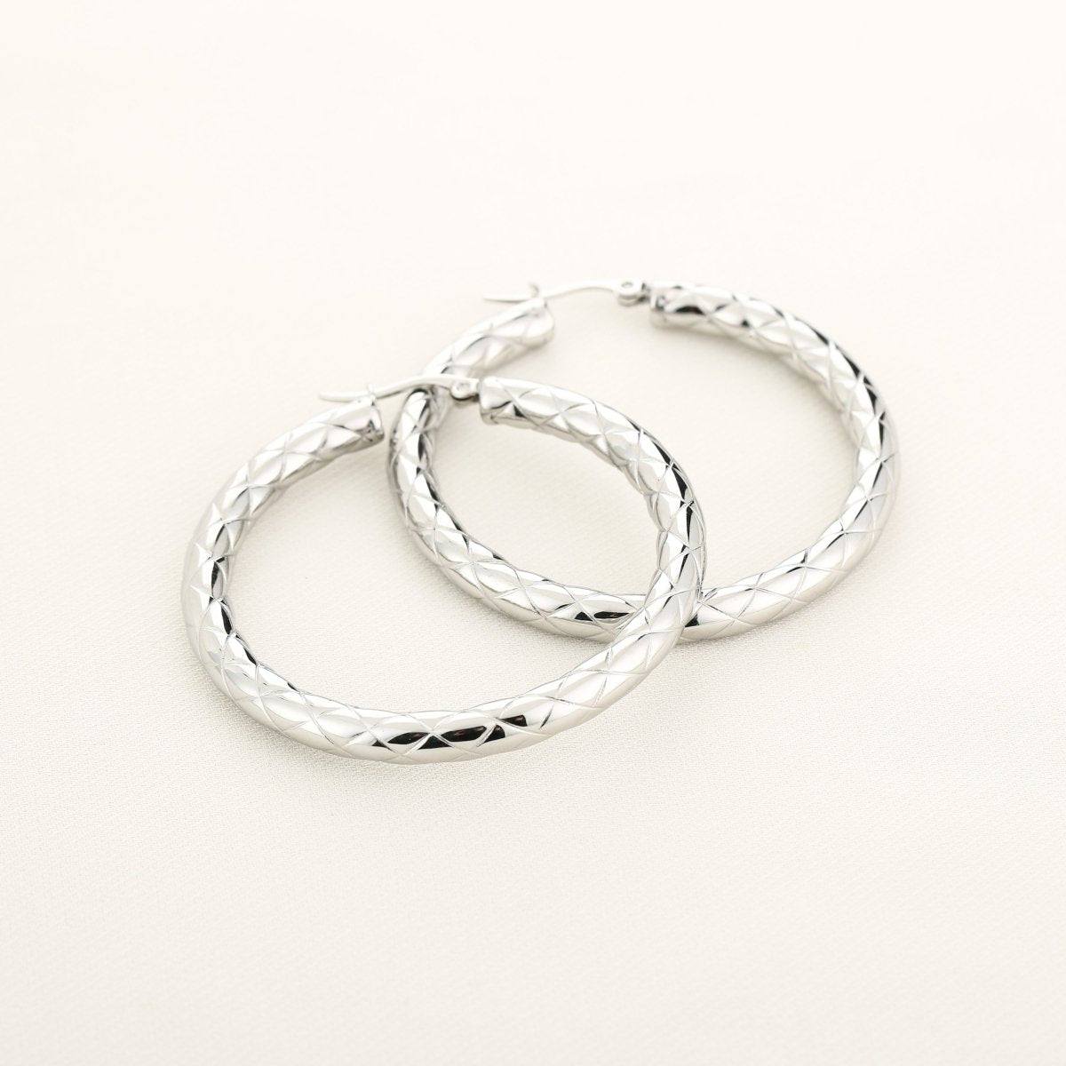 Large Hoop Engraved Oorbellen Zilverkleurig
