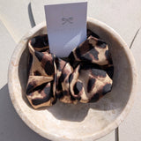Leopard Crush Scrunchie zijkant - Mae Lilly