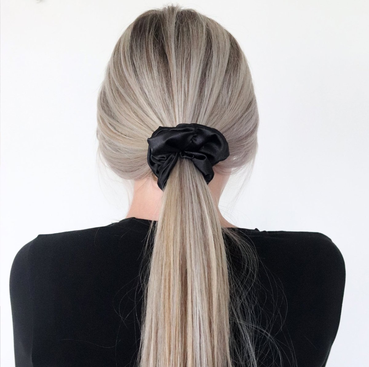 Mae - Lilly Beautiful Black Satijnen Scrunchie