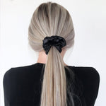 Mae - Lilly Beautiful Black Satijnen Scrunchie