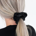 Mae - Lilly Beautiful Black Satijnen Scrunchie