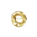 Molten Circle Broche/Haarspeld Goudkleurig voorkant - Mae Lilly