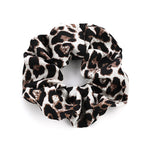 Snow Leopard Scrunchie voorkant - Mae Lilly