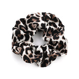Snow Leopard Scrunchie voorkant - Mae Lilly
