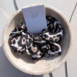 Snow Leopard Scrunchie zijkant - Mae Lilly