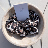 Snow Leopard Scrunchie zijkant - Mae Lilly