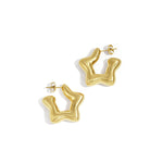 Star Curve Oorbellen Goudkleurig voorkant - Mae Lilly