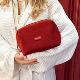 Make-up Tas Waffle Burgundy gedragen - Mae Lilly