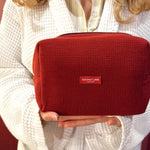 Make-up Tas Waffle Burgundy zijkant - Mae Lilly