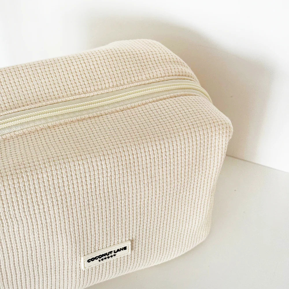 Make-up Tas Waffle Crème gedragen - Mae Lilly