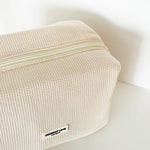 Make-up Tas Waffle Crème gedragen - Mae Lilly