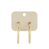 Halo Curve Matte Hoops Oorbellen Goudkleurig gedragen - Mae Lilly