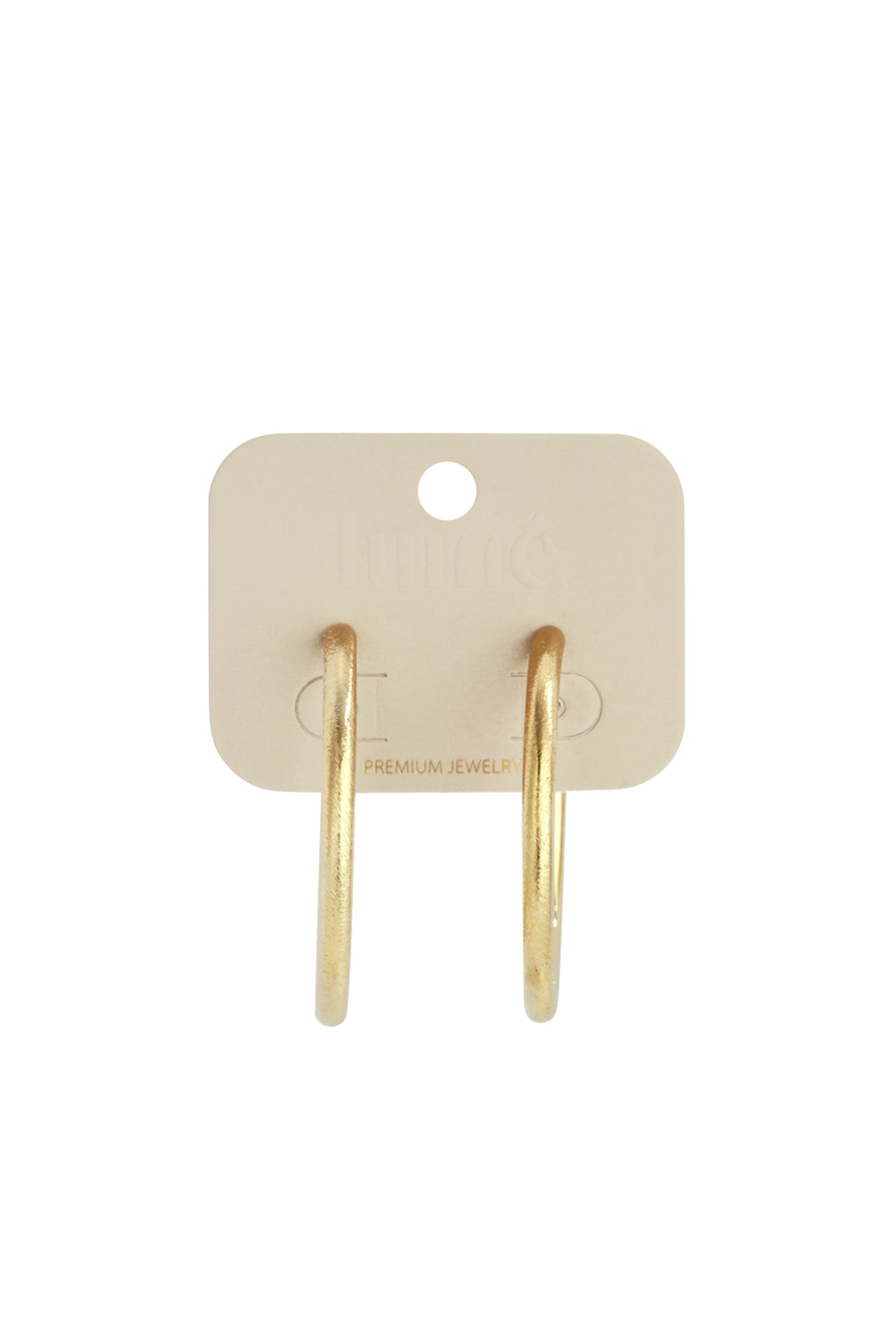 Halo Curve Matte Hoops Oorbellen Goudkleurig gedragen - Mae Lilly