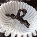 Haarklem Wavy Chocolate zijkant - Mae Lilly