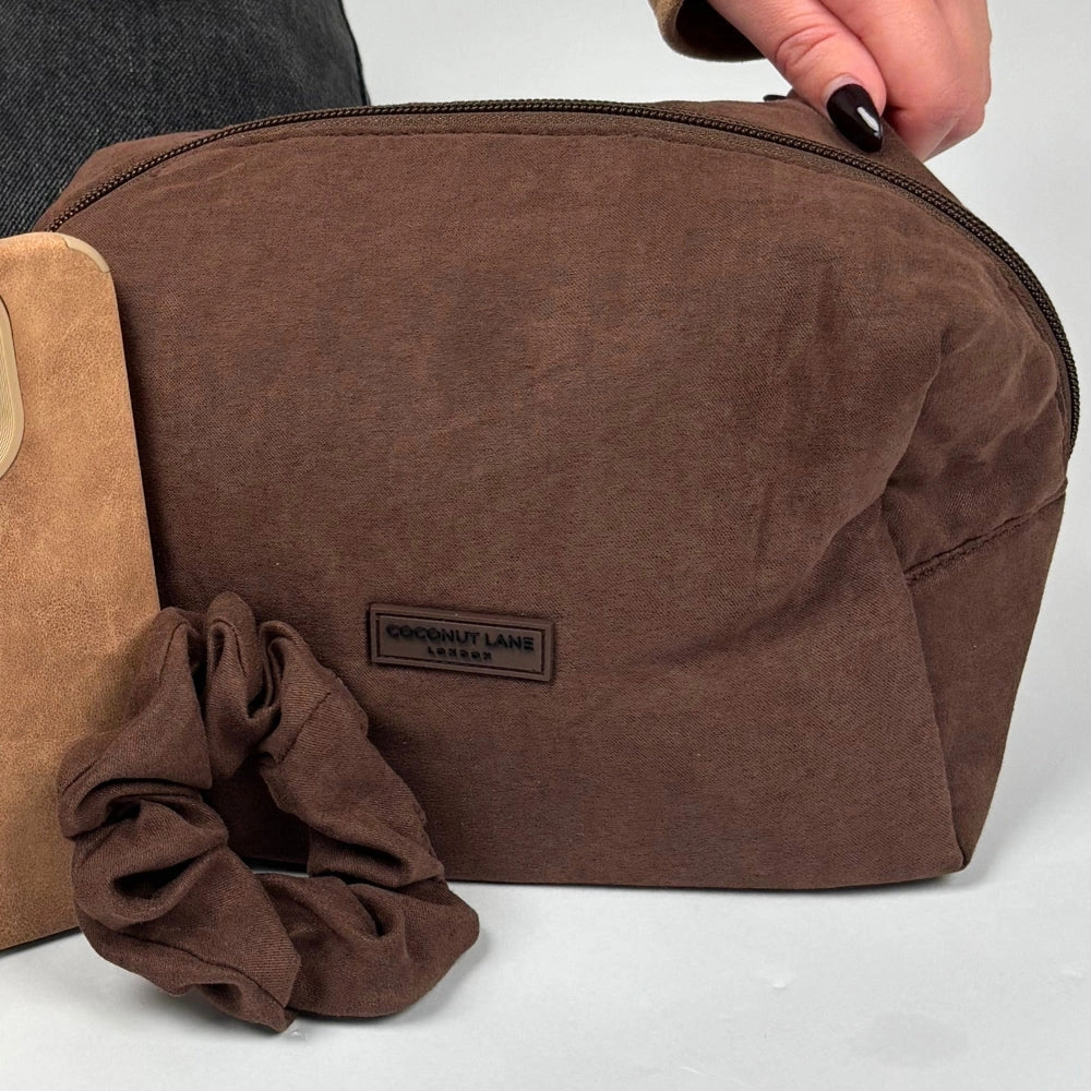 Make-up Tas Faux Suède Chocolate verpakking - Mae Lilly