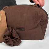 Make-up Tas Faux Suède Chocolate verpakking - Mae Lilly