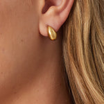 Tear Drop Oorbellen Goudkleurig zijkant - Mae Lilly