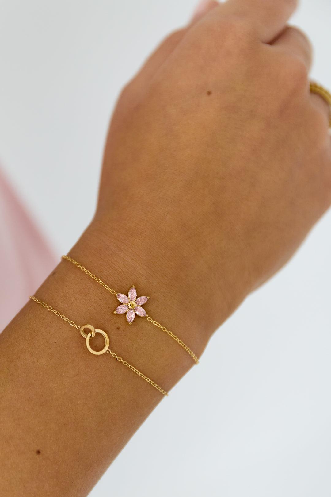 Blossom Pink Armband Goudkleurig zijkant - Mae Lilly