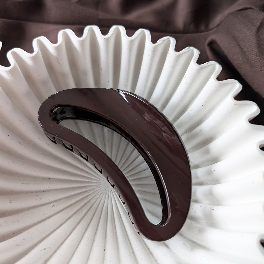 Haarklem Dark Chocolate Moon zijkant - Mae Lilly