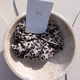 Petite Leopard Scrunchie zijkant - Mae Lilly