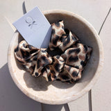 Timeless Leopard Scrunchie zijkant - Mae Lilly