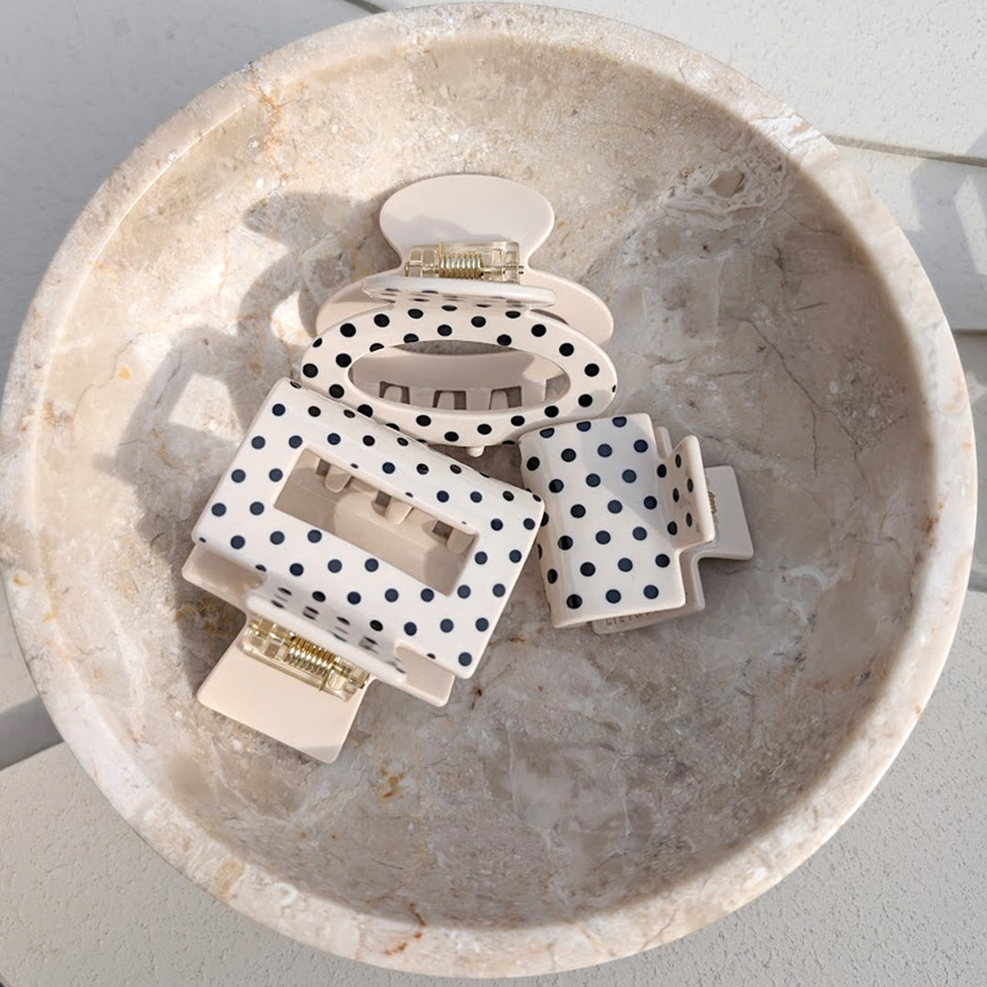 Haarklem Oval Round Beige Polkadots zijkant - Mae Lilly
