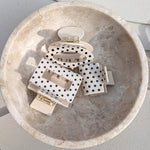 Haarklem Oval Round Beige Polkadots zijkant - Mae Lilly