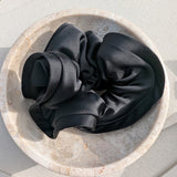The Black Edit Satin Look Scrunchie zijkant - Mae Lilly